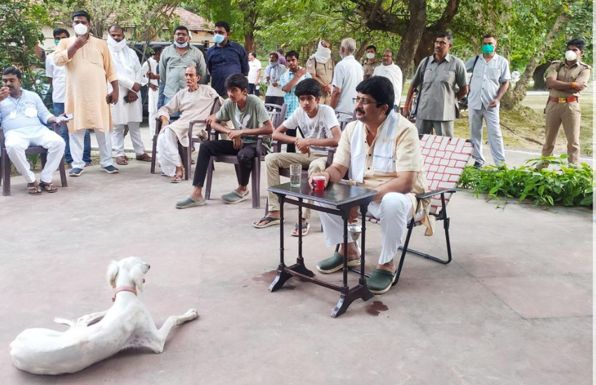 बता देंकि, मुलायम सिंह यादव की सरकार के आते ही राजा भैया के ऊपर लगे सभी चार्ज हटा दिए गए थे। Photos: Social Media