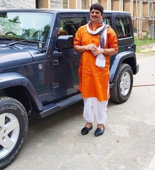 राजपरिवार से संबंध रखने वाले राजा भैया के पास कई लग्जरी कारें हैं। हालांकि इन गाड़ियों में से सिर्फ एक उनके नाम पर है। (यह भी पढ़ें: राजा भैया के महल में एंट्री से काफी पहले बंद करनी पड़ती है कार, गलती पर भड़क जाते हैं उनके पिता)