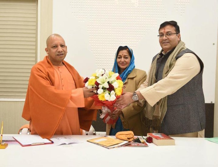 गरिमा सिंह संजय सिंह की दूसरी पत्नी हैं। बकौल संजय सिंह उन्होंने गरिमा सिंह को तलाक देकर अमृता सिंह से दूसरी शादी रचाई है। हालांकि गरिमा सिंह का कहना है कि उन्होंने कभी पति को तलाक ही नहीं दिया। सरकारी कागजों में गरिमा अभी भी अपने पति का नाम संजय सिंह ही लिखती हैं। गरिमा पूर्व पीएम और मांडा के राजा वीपी सिंह की भतीजी हैं। (यह भी पढ़ें: माधवराव सिंधिया से अखिलेश यादव तक, आपस में समधी हैं ये 10 राजनेता )