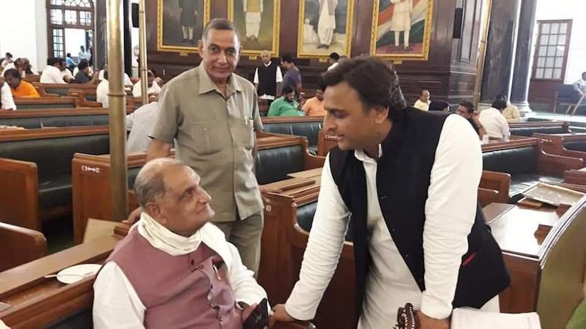 रेवती रमण सिंह बरांव रियासत के राजा हैं। रेवती रमण सिंह का नाम वरिष्ठ समाजवादियों में शुमार है। वह लोकसभा और राज्यसभा के सदस्य रह चुके हैं। उनके बेटे कुंवर उज्जवल रमण सिंह भी राजनीति में हैं। उज्जवल आरक्षित सीट से सपा के विधायक हैं। 