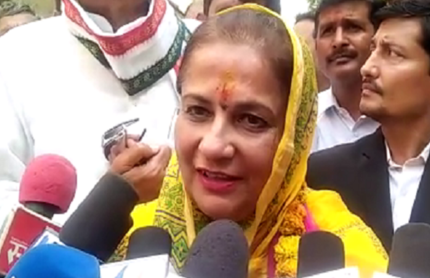 राजा दिनेश सिंह की छह बेटियों में सबसे छोटी बेटी राजकुमारी रत्ना को कालाकांकर रियासत की विरासत मिली है। प्रतापगढ़ से ही वह तीन बार कांग्रेस की सांसद भी रही हैं।