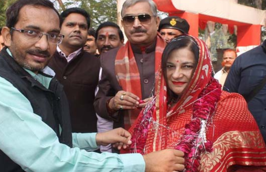 प्रतापगढ़ के कालाकांर राजघराने की राजकुमारी रत्ना दो राजघरानें की वारिस हैं। जयपुर के सिसोदिया राजघराने के साथ ही वह अपने मायके कालाकांर राजघराने की भी वारिस हैं। इसे भी पढ़ें- राजा भैया के गढ़ में चुनौती देती हैं ये राजकुमारी