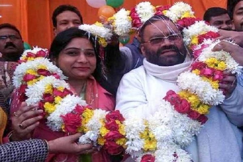 स्वामी प्रसाद मौर्य बीएसपी के बड़े नेता हुआ करते थे। वह बसपा चीफ मायावती के काफी क्लोज भी रहे। 2019 में उन्होंने बीजेपी ज्वाइन कर ली। अब उनकी बेटी संघमित्रा भी राजनीति में हैं। संघमित्रा पिता की राजनीतिक विरासत को आगे बढ़ा रही हैं। वह बीजेपी के टिकट पर लोकसभा सांसद हैं। (यह भी पढ़ें: राजा भैया से मुख्तार अंसारी तक: यूपी के इन नेताओं की पत्नियां भी रखती हैं हथियार, जानिए किनके पास क्या )