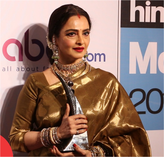 हेमा ने यह भी कहा कि अब तो किसी भी फंक्शन में जाने पर ऐसे लाइफटाइम अवार्ड मिलते रहते हैं। इसे भी पढ़ें - हेमा मालिनी इस नोटिस को देखते ही जब रो पड़ी थीं, धर्मेंद्र संग शादी से पहले मिला था झटका