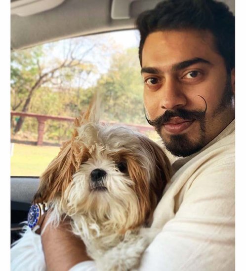 भावनगर राजघराने के युवराज भटनागर के पालतू कुत्ते का नाम झोऊ है। झोऊ अपने मालिक के साथ खेलता है और करोड़ों की लग्जरी कार में भी घूमता है। 