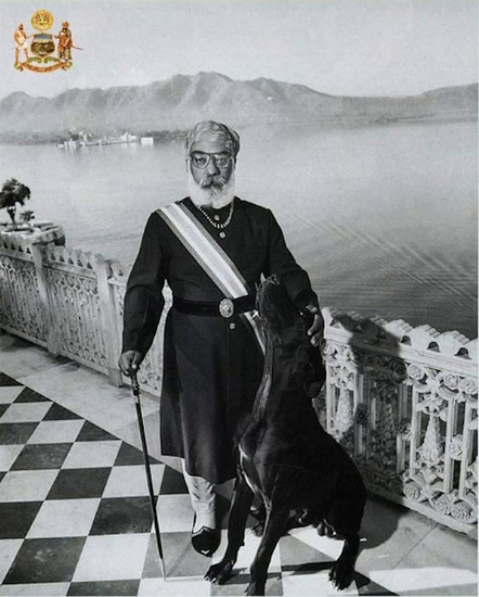 मेवाड़ राजघराने के अरविंद सिंह मेवाड़ अपने पेट के साथ। अरविंद सिंह मेवाड़ अपने पालतू जानवरों का बेहद शाही तरीके से ख्याल रखते हैं।