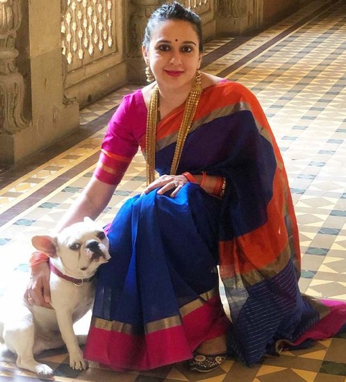 बड़ौदा के गायकवाड़ राजपरिवार की राधिका राजे और उनका बोस्टन टेरियर डॉगी। गायकवाड़ राजघराने का लक्ष्मी विलास पैलेस देश का सबसे शाही आवास है। इसी पैलेस में यहां के पालतू कुत्ते भी लग्जरी जिंदगी जीते हैं।