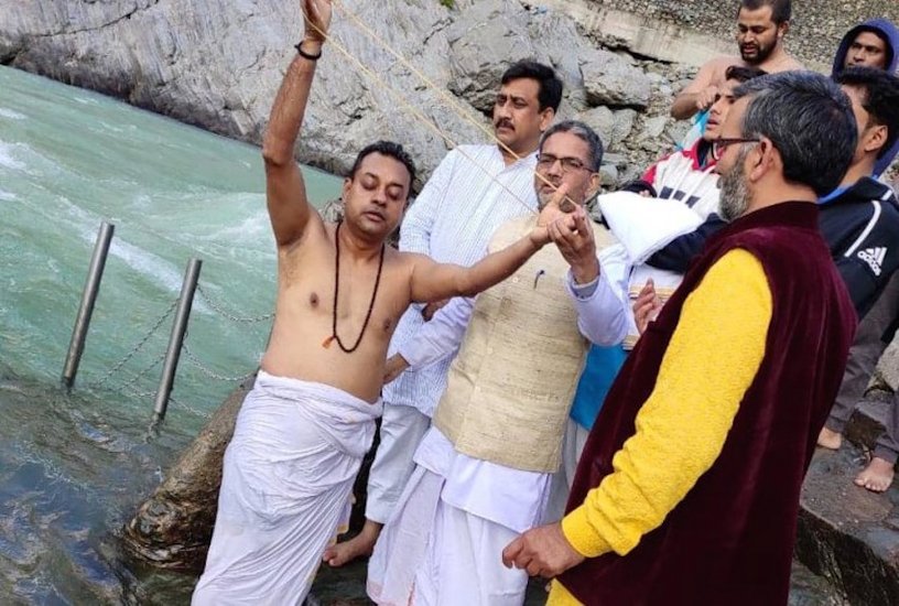 उत्तराखंड में गंगा किनारे से संबित पात्रा की ये तस्वीरें भी चर्चा में रही थीं।