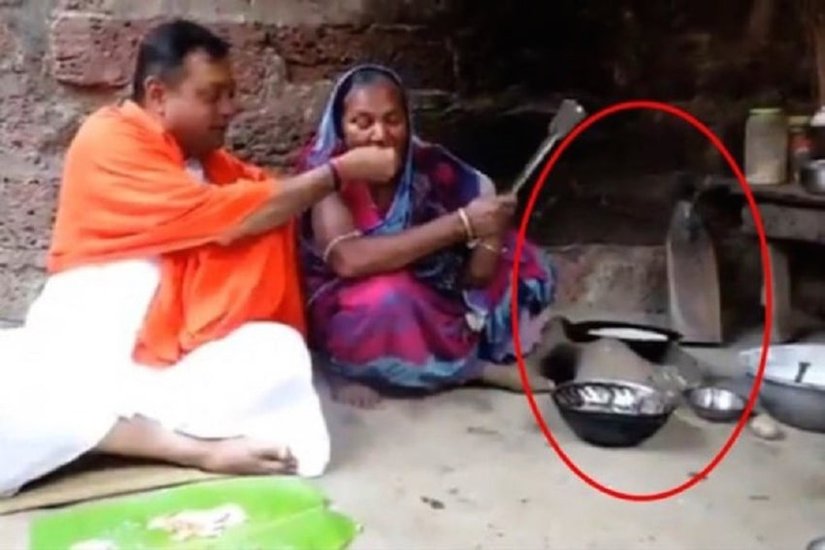 2019 में लोकसभा चुनाव के दौरान संबित पात्रा एक आदिवासी महिला के घर खाना खाते दिखे थे। इस तस्वीर पर सवाल उठाते हुए कहा गया था कि संबित पात्रा ने खुद ही मोदी सरकार के उज्ज्वला योजना की पोल खोल दी है।