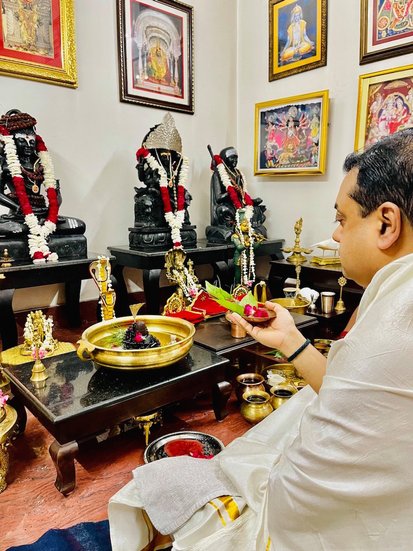 संबित पात्रा की पूजा वाली तस्वीरें शेयर कर लोग अकसर लिखते हैं कि घर पर पूजा करते समय भी कैमरामैन साथ रखते हैं बीजेपी प्रवक्ता।