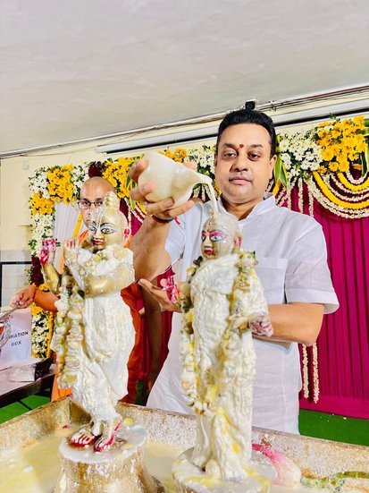 सोशल मीडिया में इन तस्वीरों पर लोग लिख रहे हैं कि पहली बार देखा है किसी को भगवान की पीछे से पूजा करते। लोग लिख रहे हैं कि अच्छी फोटो के चक्कर में पीछे से पूजा की जा रही है। बता दें कि इससे पहले भी अपनी तस्वीरों के लिए काफी चर्चा में रह चुके हैं संबित पात्रा।