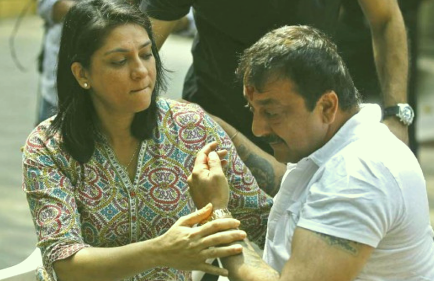 संजय दत्त (Sanjay Dutt) कभी अपनी बहन प्रिया दत्त (Priya Dutt) की शादी से नाखुश थे, लेकिन बाद में उनकी दोनों ही बहनें अपने भाई की शादी से नाराज हो गई थीं। खासकर प्रिया दत्त और संजय दत्त के बीच की दूरियां ज्यादा देखने को मिली थी, जब उन्होंने सजंय दत्त की पत्नी मान्यता दत्त (Manyata Dutt) के लिए पब्लिकली भाई को फंसा लेने का आरोप लगा दिया था। इसके बाद संजय दत्त बेहद नाराज हो गए थे।
