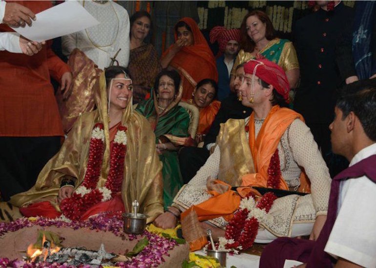 विजय कृष्णा की एक बेटी हैं। बेटी का नाम नायरिका है। नायरिका की शादी होलकर राजघराने में हुई है।