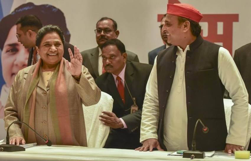 मायावती ने ये भी कहा था कि शिवपाल यादव को बीजेपी की चाल समझनी चाहिए और उनके बहकावे में आकर समाज विरोधी ताकतों को बल नहीं देना चाहिए। लेकिन वह यह सब समझने की हालत में नहीं है।मायावती जब शिवपाल यादव पर निशाना साध रही थीं तब वहीं बराबर में बैठ अखिलेश यादव अपनी हंसी नहीं रोक पाए थे।