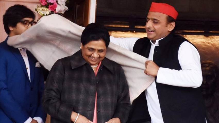 सपा बसपा गठबंधन के मौके पर मायावती ने लखनऊ में जनसभा को संबोधित करते हुए शिवपाल यादव की चुटकी ली थी। तब मंच पर अखिलेश यादव और डिंपल यादव भी मौजूद रहीं।