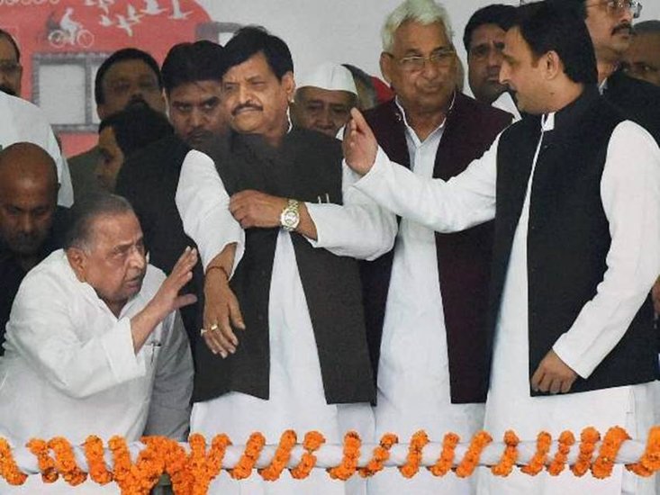 2017 विधानसभा चुनावों के दौरान अखिलेश यादव अपने चाचा शिवपाल और पिता मुलायम के साथ तल्खी औऱ मनमुटाव के कारण काफी चर्चा में थे। पिता औऱ चाचा से बगावत के बाद चुनाव में जीत का पूरा जिम्मा अखिलेश के कंधे पर ही थी।(यह भी पढ़ें: कोई अच्छा घुड़सवार तो कोई बेहद गुस्सैल, जानिए मुलायम फैमिली की बहुओं के रोचक सीक्रेट्स )