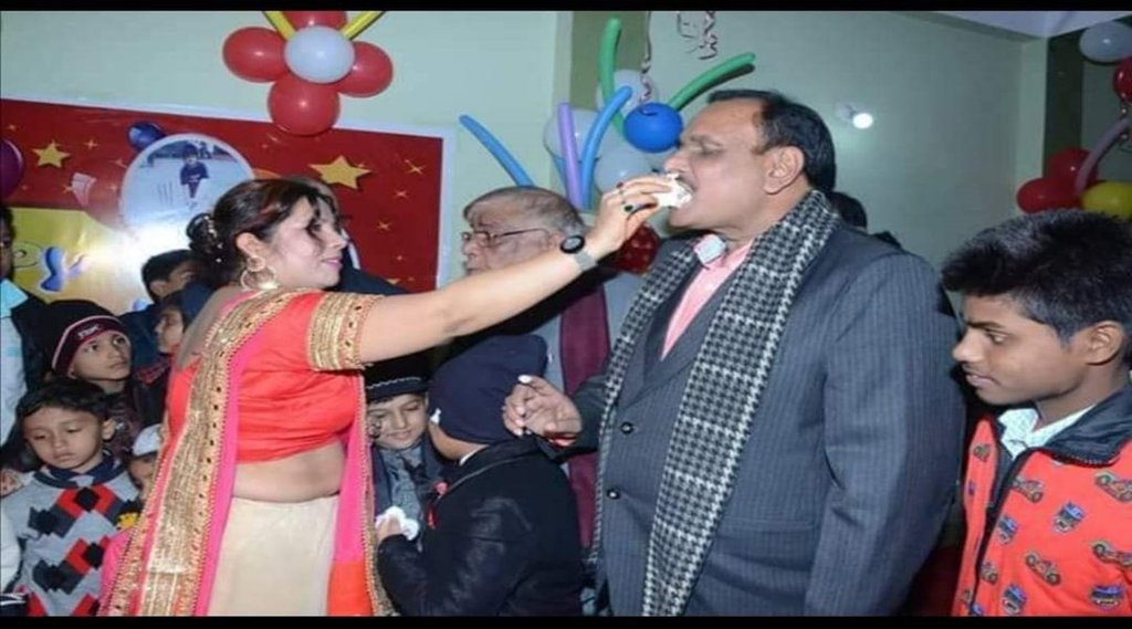 विपिन शर्मा को जन्मदिन पर केक खिलाती मनोरमा देवी की पुत्रबधू रजनी प्रिया। (फाइल फोटो) विपिन शर्मा को जन्मदिन पर केक खिलाती मनोरमा देवी की पुत्रबधू रजनी प्रिया। (फाइल फोटो)