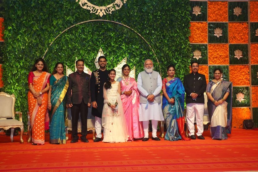 Prahlad Joshi Daughter Reception: 1 सितंबर को केंद्रीय मंत्री प्रह्लाद जोशी ने अपनी बेटी अपराजिता की शादी की। 7 सितंबर को दिल्ली में रिसेप्शन हुआ। इस रिसेप्शन में तमाम बड़े राजनेताओं के साथ ही पीएम नरेंद्र मोदी (Narendra Mosi) भी पहुंचे। 