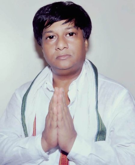 बिहार के पूर्व मुख्यमंत्री जीतन राम मांझी के दामाद का नाम देवेंद्र कुमार है। देवेंद्र कुमार का नाम तब विवादों में आय़ा था मांझी ने उन्हें अपनी निजी सचिव (पीए) नियुक्त किया था। इसकी वजह से मांझी को अपनी पार्टी के साथ-साथ बाहरी विरोध भी झेलना पड़ा था। देवेंद्र कुमार फिलहाल राजनीति में हैं।