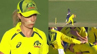 ball-hit-on-face-of-australian-player-sophie-molineux-did-blood-vomiting-came-back-with-bandage-on-face-during-indw-vs-ausw-match-watch-video