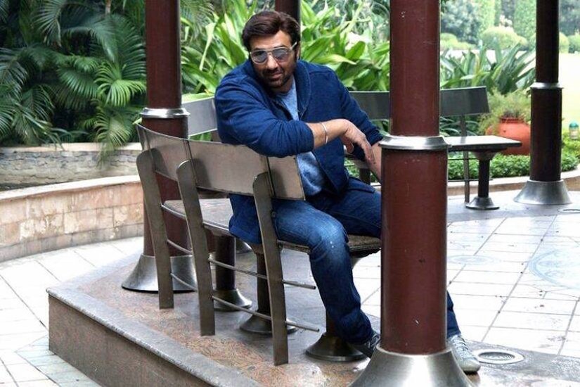 Sunny Deol: सनी देओल बॉलीवुड के सुपरस्टार एक्टर रहे हैं। उनकी कई फिल्में ब्लॉकबस्टर रही हैं। सनी देओल ने अपनी एक्टिंग से नेशनल पुरस्कार भी जीता है। सनी देओल को एक्टिंग पिता धर्मेंद्र (Dharmendra) से विरासत में मिली है। उनकी सौतेली मां हेमा मालिनी (Hema Malini), भाई बॉबी देओल (Bobby Deol), अभय देओल (Abhay Deol) और बहन ईशा देओल (Esha Deol) भी एक्टर हैं। सनी देओल फिल्मी पार्टियों से दूर ही रहते हैं। इसके पीछे उनके अपने कारण हैं। आइए डालते हैं उन्हीं में से कुछ पर एक नजर: