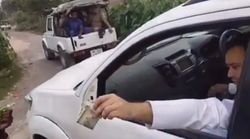 बिहार में महिलाओं को पैसे बांटते हुए तेजस्वी यादव का वीडियो वायरल, सोशल मीडिया पर ऐसी प्रतिक्रिया देने लगे लोग