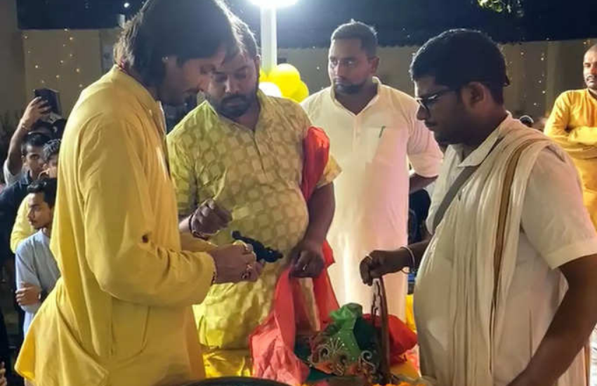 इस बार जन्माष्टमी पर तेजप्रताप पितांबर धारण कर खुद ही सारी पूरी पूजा की। अपने पटना स्थित निवास पर आयोजित जन्माष्टमी पूजा पर उन्होंने भजन और कीर्तन का भी आयोजन किया था।