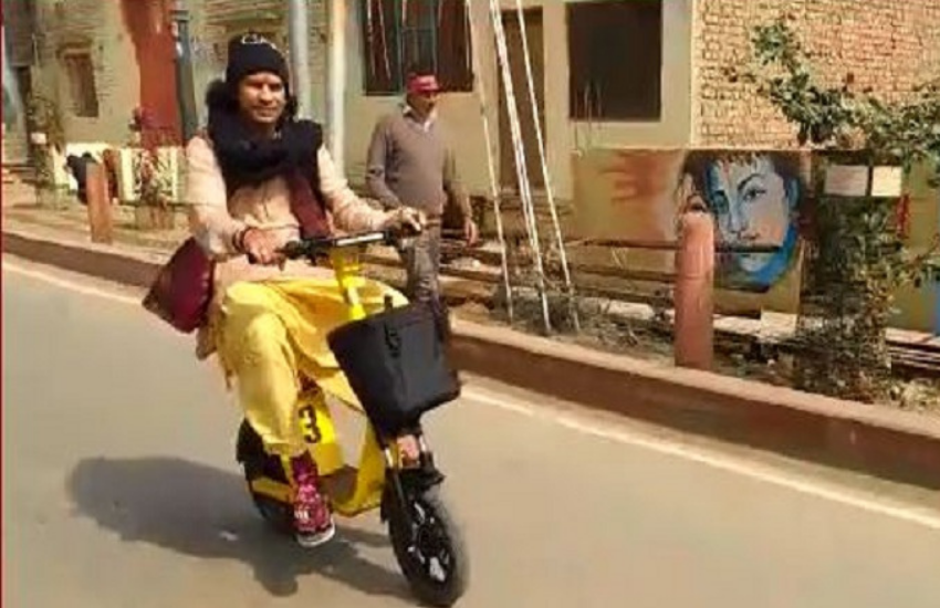 वृंदावन में कई बार तेजप्रताप अपनी साइकिल पर शहर में घूमते नजर आते हैं। यहां वह भगवान कृष्ण के भक्त के तरह विचरण करते हैं।