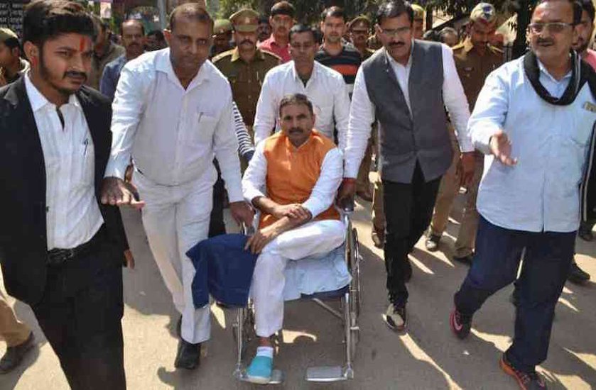 मुख्तार अंसारी के जानी दुश्मन रहे वाराणसी से निर्दलीय एमएलसी बृजेश सिंह इंटर पास हैं। उन्होंने वाराणसी के चर्चित यूपी कॉलेज से इंटर किया है। ग्रेजुएशन के दौरान ही वह अपराध की दुनिया में उतर आए थे। इस कारण बृजेश सिंह अपना ग्रेजुएशन पूरा नहीं कर पाए। (यह भी पढ़ें: कोई डॉक्टर तो कोई ठेकेदार, जानिए क्या करती हैं यूपी के इन बाहुबली नेताओं की पत्नियां)