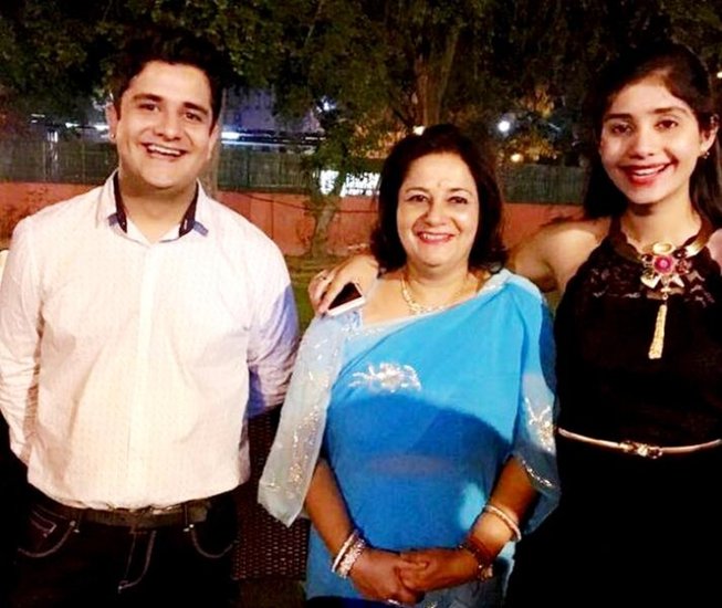रत्ना सिंह कालाकांकर राजघराने की राजकुमारी हैं। रत्नी सिंह तीन बार प्रतापगढ़ से कांग्रेस की लोकसभा सांसद रही हैं। रत्ना सिंह के पति जय सिंह सिसोशिदिया राजनीति से दूर अपनी रियासत देखते हैं। 