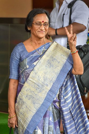हेमवंती नंदन बहुगुणा यूपी की राजनीति के बहुत बड़े नाम थे। यूपी का सीएम रहने के साथ ही वह कई बार इलाहाबाद से सांसद भी रहे। अमिताभ बच्चन उन्हें ही हराकर लोकसभा सदस्य बने थे। उनके निधन के बाद उनकी बेटी रीता बहुगुणा भी राजनीति में आईं। वह उसी इलाहाबाद की सीट से सांसद भी रहीं जिस सीट से कभी उनके पिता जीता करते थे। (यह भी पढ़ें: 34 तलवार, 31 खंजर समेत 132 हथियारों की मालकिन हैं बीहड़ की ये रानी, अखिलेश यादव का साथ छोड़ थामा था BJP का हाथ )
