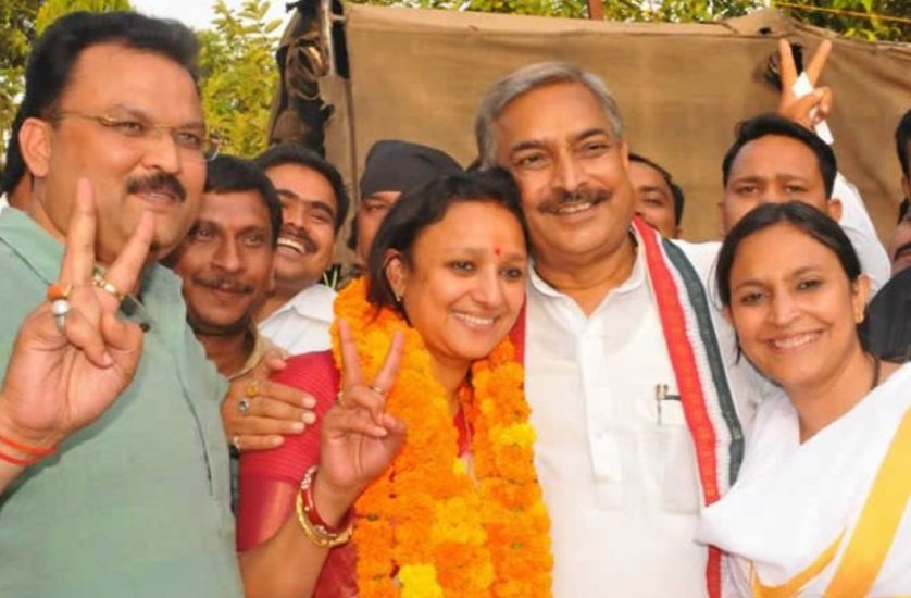 अराधना मिश्रा कांग्रेस नेता हैं। उनके पिता प्रमोद तिवारी पुराने कांग्रेसी हैं। वह राज्यसभी के सदस्य भी हैं। अराधना मिश्रा की शादी बिजनेसमैन अंबिका मिश्रा से हुई है।