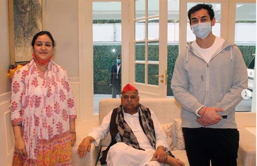 राजपूत परिवार की अपर्णा सिंह बिष्ट ने मुलायम सिंह यादव के छोटे बेटे प्रतीक यादव से शादी की है। दोनों ने लव मैरिज की थी।(यह भी पढ़ें: प्रतीक के ढेर सारे ईमेल देख हैरान रह गई थीं अपर्णा, यूं बनीं मुलायम सिंह की छोटी बहू)