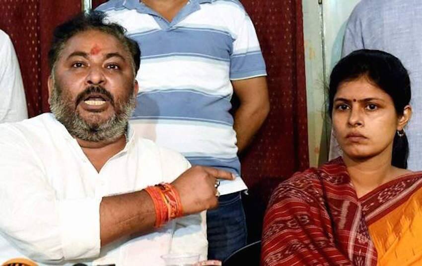 स्वाति सिंह योगी सरकार में मंत्री हैं। उनके पति दयाशंकर सिंह भी बीजेपी में हैं। वह पहले भाजयुमो के प्रदेश अध्यक्ष थे। अब भी वह संगठन में सक्रिय हैं। दयाशंकर बलिया सदर से चुनाव भी लड़ चुके हैं। (यह भी पढ़ें: बृजेश सिंह से मुख्तार अंसारी तक, आपस में कट्टर दुश्मन हैं यूपी के ये 8 राजनेता)