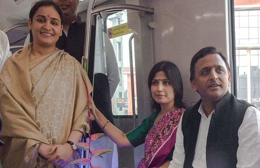 उत्तर प्रदेश में कई राजनेता ऐसे हैं जिन्होंने दो या उससे अधिक शादियां की हैं। इनमें से किसी ने पहली पत्नी के निधन के बाद शादी की तो किसी ने तलाक के बाद। वहीं कुछ नेताओं ने प्रेम विवाह भी किया है। इनमें अखिलेश यादव (Akhilesh Yadav) के अलावा और भी कई चर्चित नेताओं के नाम शामिल हैं। आइए डालते हैं उन्हीं के नामों पर एक नजर: 