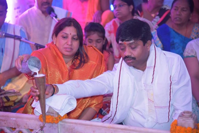 इलाहाबाद दक्षिणी से बीजेपी विधायक और यूपी सरकार में स्टाम्प और नागरिक उड्डयन मंत्री नंद गोपाल गुप्ता वैश्य परिवार से हैं। उन्होंने ब्राह्मण परिवार की अभिलाषा मिश्रा से प्रेम विवाह किया है।
