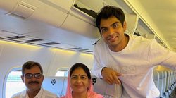 मां-बाबू जी को फ्लाइट का सफर करा गोल्डन बॉय नीरज चोपड़ा ने पूरा किया सपना, लोग बोले- खेल के साथ युवा को संस्कार देने में आप प्रेरणा हैं