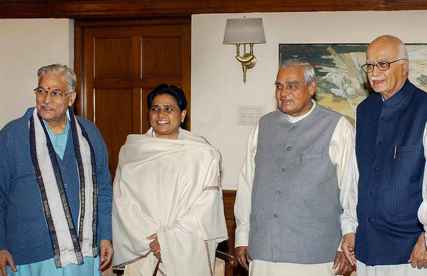 मायावती को अटल बिहारी वाजपेयी अपनी बेटी बताते थे, लेकिन मायावती ने यूपी में सत्ता हाथ से जाते ही केंद्र से बीजेपी की सरकार से भी हाथ खींच लिया था। मायावती हमेशा यह कहती रहीं हैं कि उन्होंने अटल बिहारी की सरकार गिराकर अपना बदला ले लिया था। इतना ही नहीं, बीजेपी से नाराज मायावती ने अटल बिहारी और लाल कृष्ण आडवाणी के बीच मतभेदों का भी खुलासा किया था।