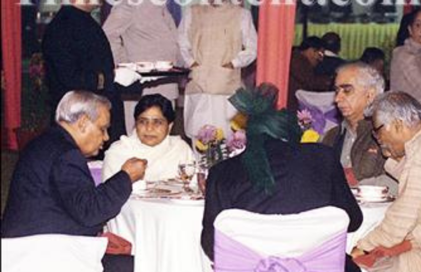 मायावती ने साल 1997 और 2002 में बीजेपी के सहयोग से यूपी में अपनी सरकार बनाई थी। इसे भी पढ़ें- जब मायावती ने लोकसभा में चिल्लकार कहा था, आरिफ लाल बटन ही दबाना