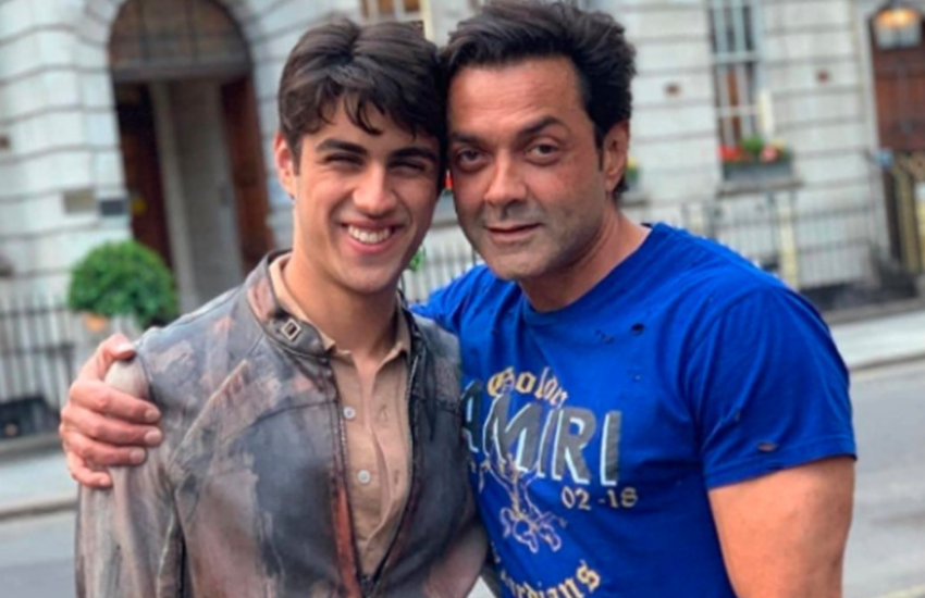 बॉबी ने अपने टीनएज का एक किस्सा बताया कि उनकी आवाज बड़े होने तक लड़की जैसी थी और इसी कारण लोग उन्हें बहनजी कहते थे।