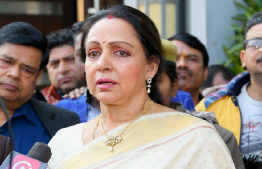 हिंदुस्तान टाइम्स से बातचीत में हेमा ने बताया था कि रात में सोते समय उन्हें ऐसा महसूस होता था जैसे कोई उनका गला दबा रहा हो। इसे भी पढ़ें-हेमा मालिनी इस नोटिस को देखते ही जब रो पड़ी थीं, धर्मेंद्र संग शादी से पहले मिला था झटका