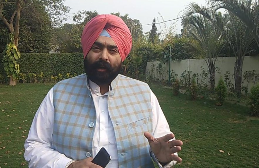 तब कांग्रेस विधायक कुशलदीप ढिल्लों बताया कि राजा भैया घोड़े खरीदने के लिए सुखबीर बादल के स्टड फॉर्म के दौरे पर आए थे। फार्म हाउस आए थे। कुशलदीप ने यह भी कहा था कि राजा भैया उनसे मिलने नहीं आए थे, बल्कि वो अकाली दल के प्रधान सुखबीर सिंह बादल से मिलने आए थे। इसे भी पढ़ें- राजा भैया के दादी उड़ाती थीं एयरक्राफ्ट, राजमहल में थे कभी चार प्लेन
