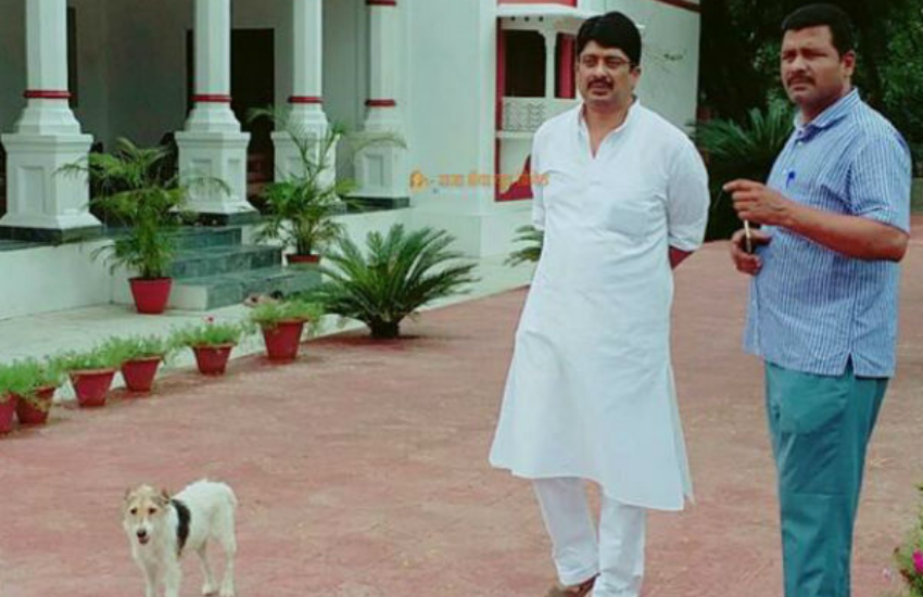 कुंडा के विधायक राजा भैया पर अखिलेश यादव ने उनके ही गढ़ में जाकर उन्हें ललकारा था और कहा था कि कुंडा जोन में किसी दूसरे दल के प्रत्याशियों को कोई सुनने या देखने नहीं आता था, लेकिन अब यह जोन का तिलिस्म टूट गया है। इसे भी पढ़ें- राजा भैया का इस विधायक ने तोड़ा था रिकॉर्ड, बीजेपी को जिसके जीतने पर था कभी संशय