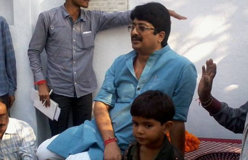 यूपी के प्रतापगढ़ जिले के भदरी राजघराने के युवराज रघुराज प्रताप सिंह उर्फ राजा भैया कुंडा से निर्दलीय विधायक हैं और पिछले 11 नवंबर 2017 में पंजाब के फरीदकोट गए थे और कांग्रेसी विधायक कुशलदीप ढिल्लों से मुलाकात की थी। इसे भी पढ़ें- जामो अमेठी राजघराने के कुंवर हैं राजा भैया के दाहिने हाथ
