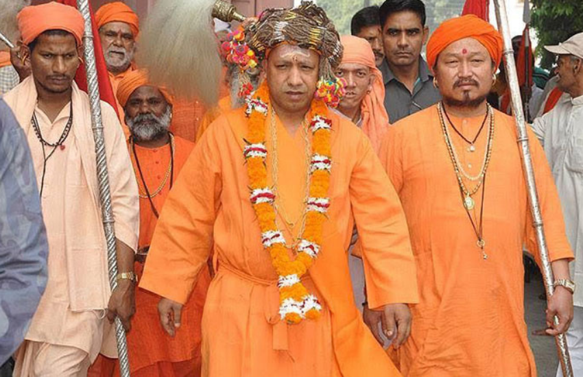 इन सवालों के बाद बुजुर्ग मुस्लिम शख्स आवेश में आ गए और योगी से कहा कि, आप जो ये गंदी राजनीति कर रहे हैं और द्वेष फैला रहे हैं। इस देख का बेड़ा गर्क करने पर तुले हैं।
