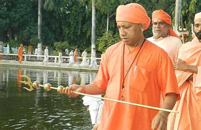 मुख्यमंत्री योगी आदित्यनाथ कई बार जनता से सीधा संवाद करते हैं और इसमें सभी धर्म के लोग शामिल होते हैं। एक टीवी में टॉक शो के दौरान भी बुजुर्ग मुस्लिम शख्स शामिल हुए थे और उन्होंने सीएम से उनके योगी होने पर सवाल किया था। उनका थोड़ा तीखा था, लेकिन सीएम ने बिना किसी नाराजगी के उनके सवालों का जवाब दिया था। क्या था ये सवाल-जवाब का सिलसिला चलिए जानें।