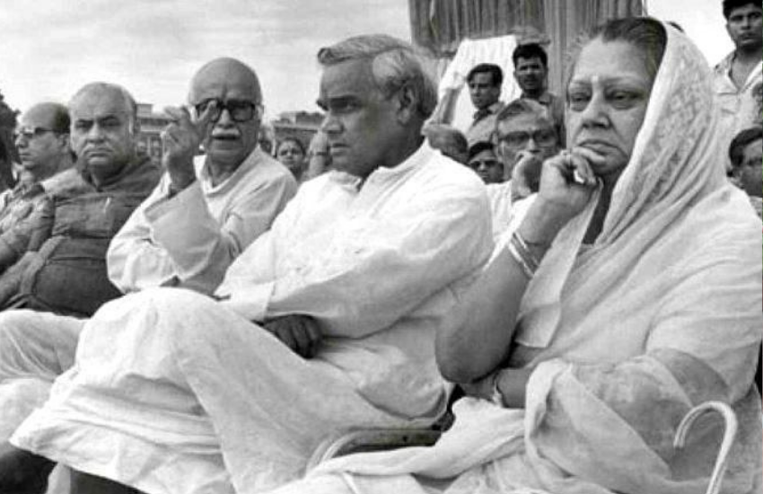 खास बात ये थी की अटल बहारी ने राजमाता का खुद को धर्मपुत्र बताकर ग्वालियर की जनता के सामने खड़े थे। इसे भी पढ़ें- सिंधिया राजघराने में शिवलिंग के लिए जब हुआ था विवाद, राजमाता विजयाराजे ने कर दिया था अनशन