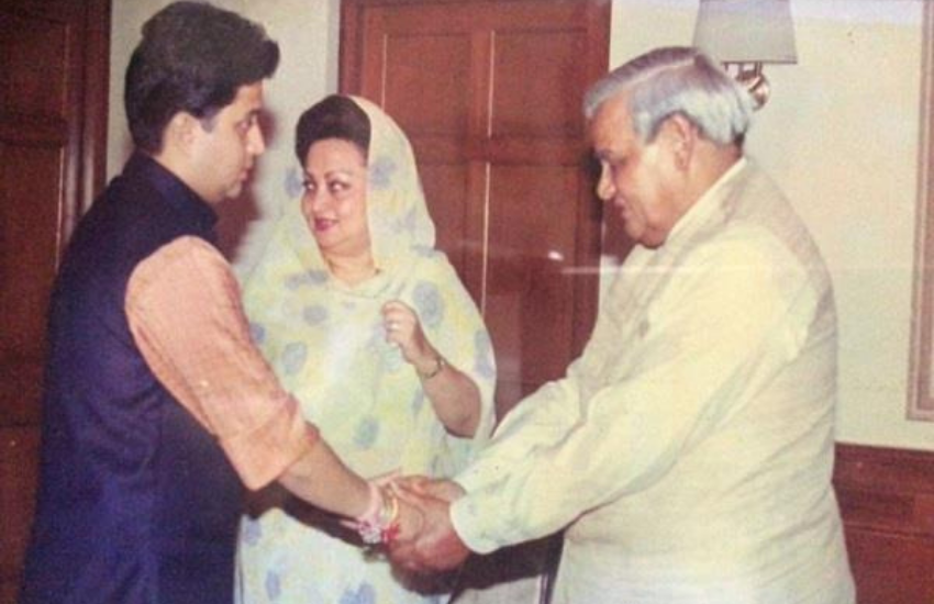 कांग्रेस को मिली सहानुभूति का असर माधवराव सिंधिया के चुनाव में भी देखने को मिला और मतगणना में माधवराव सिंधिया ने अटल बिहारी को बड़े अंतर से हरा दिया था।