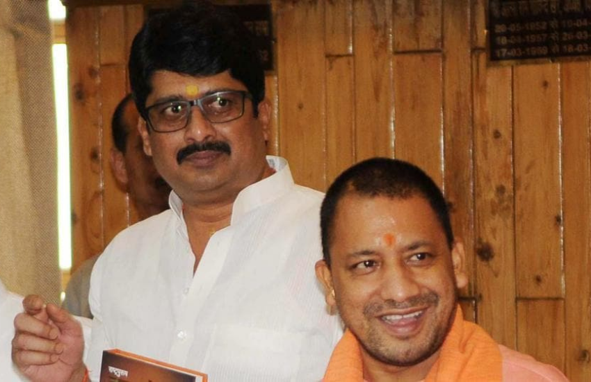 उधर, राजा भैया के मोदी संग नजदिकियां देखी जा रही हैं। ऐसे अब यूपी के विधानसभा चुनाव में देखना है कि राजा भैया का भाजपा कितना साथा देती है।