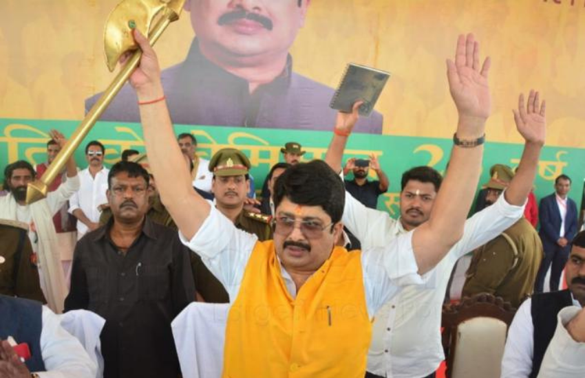 राजा भैया से मायावती की खुन्नस की वजह साफ थी, क्योंकि वह कल्याण सिंह का तब साथ दिए थे जब मायावती ने बीजेपी की सरकार यूपी में गिराने की पहल की थी।